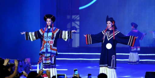 中国彝族服饰登上时尚舞台
